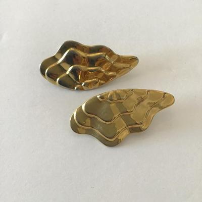 Beautiful vintage goldtone clip on earrings