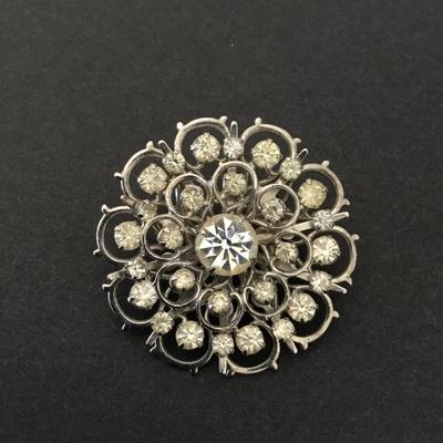 Beautiful vintage crystal brooch
