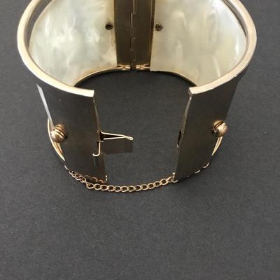 Beautiful, vintage, silver toned Shell in Lay bracelet cuff bracelet