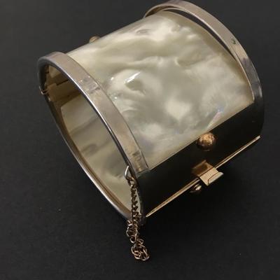 Beautiful, vintage, silver toned Shell in Lay bracelet cuff bracelet