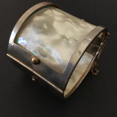 Beautiful, vintage, silver toned Shell in Lay bracelet cuff bracelet