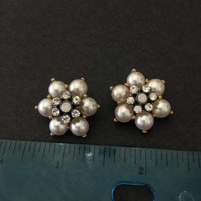 Beautiful, faux pearl flower stud earrings