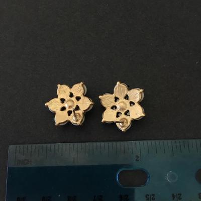 Beautiful, faux pearl flower stud earrings