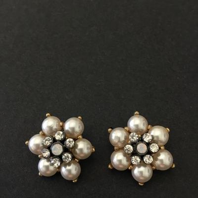 Beautiful, faux pearl flower stud earrings