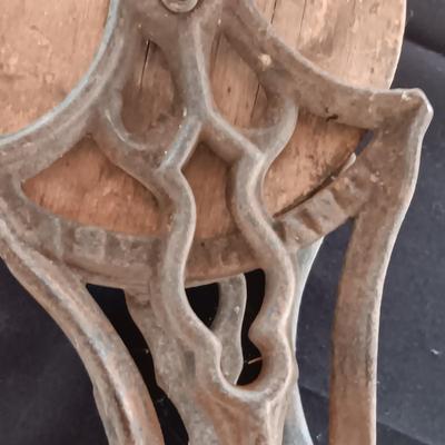 ANTIQUE CAST IRON AND WOODEN BARN FARM PULLEY