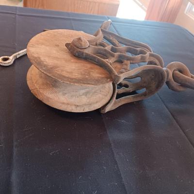 ANTIQUE CAST IRON AND WOODEN BARN FARM PULLEY