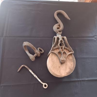 ANTIQUE CAST IRON AND WOODEN BARN FARM PULLEY