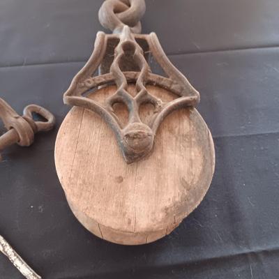 ANTIQUE CAST IRON AND WOODEN BARN FARM PULLEY
