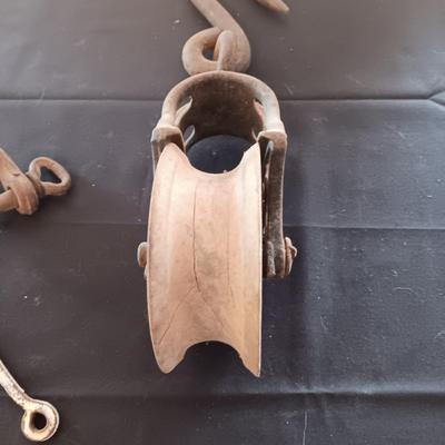 ANTIQUE CAST IRON AND WOODEN BARN FARM PULLEY