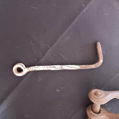 ANTIQUE CAST IRON AND WOODEN BARN FARM PULLEY