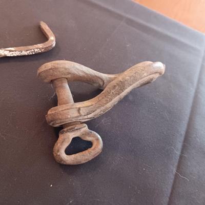 ANTIQUE CAST IRON AND WOODEN BARN FARM PULLEY