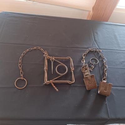 ANTIQUE COW LEG HOBBLER KICKERS AND AN OLD ANIMAL TRAP