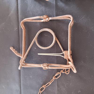 ANTIQUE COW LEG HOBBLER KICKERS AND AN OLD ANIMAL TRAP