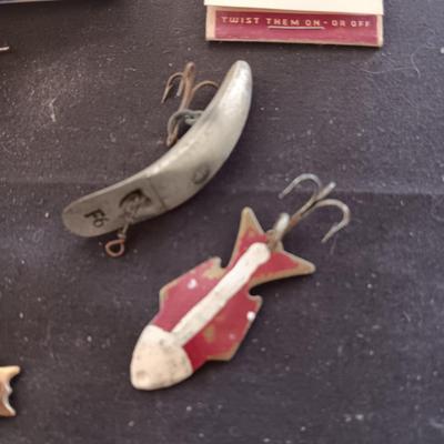 VINTAGE FISHING LURES AND TWISTONS LINE SINKERS