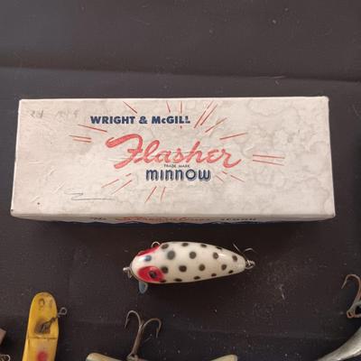 VINTAGE FISHING LURES AND TWISTONS LINE SINKERS
