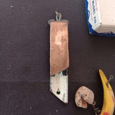 VINTAGE FISHING LURES AND TWISTONS LINE SINKERS