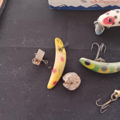 VINTAGE FISHING LURES AND TWISTONS LINE SINKERS