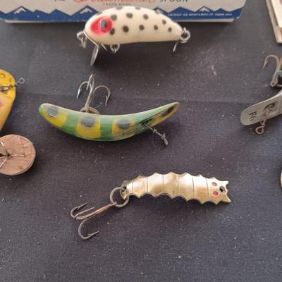 VINTAGE FISHING LURES AND TWISTONS LINE SINKERS
