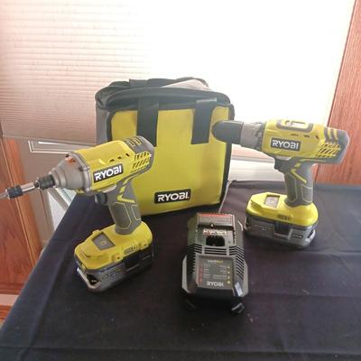 2 RYOBI CORDLESS DRILLS, 2 BATTERIES, 1 CHARGER AND A CARRY BAG