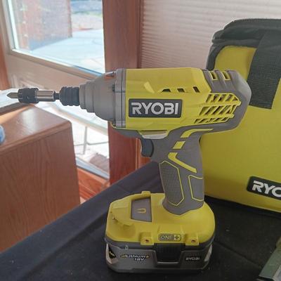 2 RYOBI CORDLESS DRILLS, 2 BATTERIES, 1 CHARGER AND A CARRY BAG