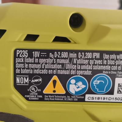 2 RYOBI CORDLESS DRILLS, 2 BATTERIES, 1 CHARGER AND A CARRY BAG