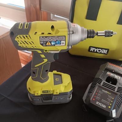 2 RYOBI CORDLESS DRILLS, 2 BATTERIES, 1 CHARGER AND A CARRY BAG