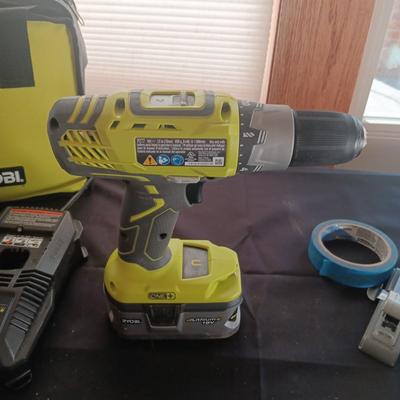 2 RYOBI CORDLESS DRILLS, 2 BATTERIES, 1 CHARGER AND A CARRY BAG