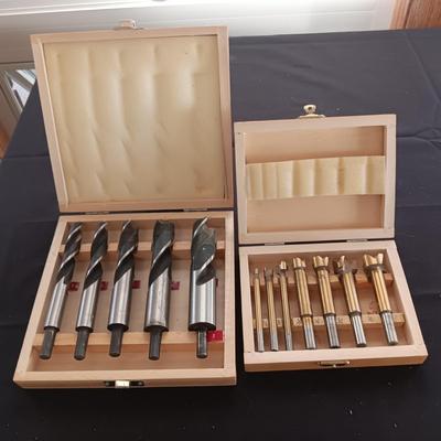 7 PC FORSTNER TITANIUM BITS AND 5 PC LARGE DRILL BITS IN WOODEN CASES