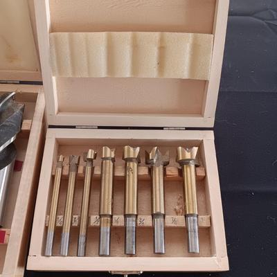 7 PC FORSTNER TITANIUM BITS AND 5 PC LARGE DRILL BITS IN WOODEN CASES