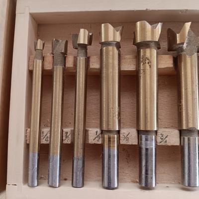 7 PC FORSTNER TITANIUM BITS AND 5 PC LARGE DRILL BITS IN WOODEN CASES