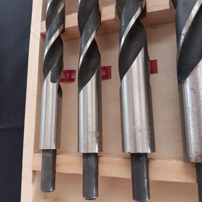 7 PC FORSTNER TITANIUM BITS AND 5 PC LARGE DRILL BITS IN WOODEN CASES