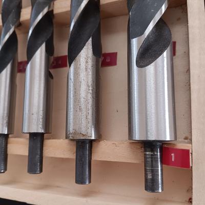 7 PC FORSTNER TITANIUM BITS AND 5 PC LARGE DRILL BITS IN WOODEN CASES