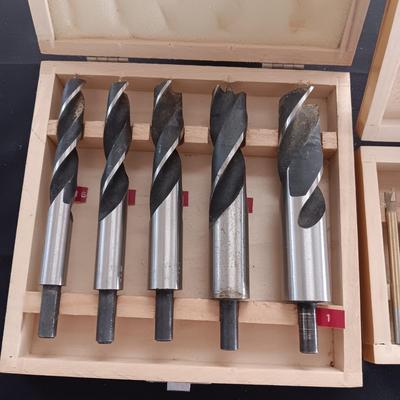 7 PC FORSTNER TITANIUM BITS AND 5 PC LARGE DRILL BITS IN WOODEN CASES
