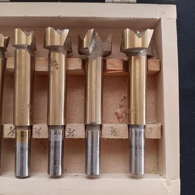 7 PC FORSTNER TITANIUM BITS AND 5 PC LARGE DRILL BITS IN WOODEN CASES