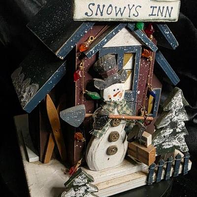 Wooden Snowy’s Inn Winter Cabin Décor – Hand-Crafted Snowman Lodge Scene
