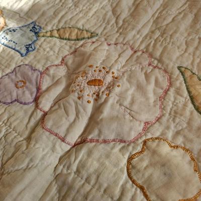 Assortment of Older Quilts & ' The Quilts of Gees Bend' Book (O-JS)