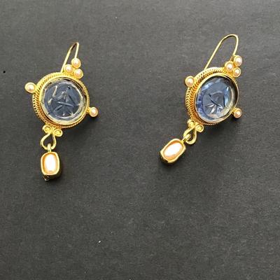 Sale Photo Thumbnail #165: Beautiful gold tone, pearl drop earrings. Please see attached photos.