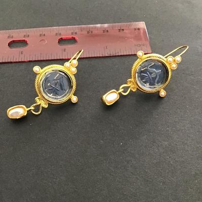 Sale Photo Thumbnail #167: Beautiful gold tone, pearl drop earrings. Please see attached photos.