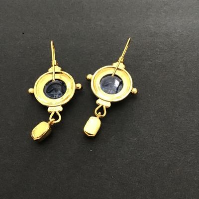 Sale Photo Thumbnail #166: Beautiful gold tone, pearl drop earrings. Please see attached photos.