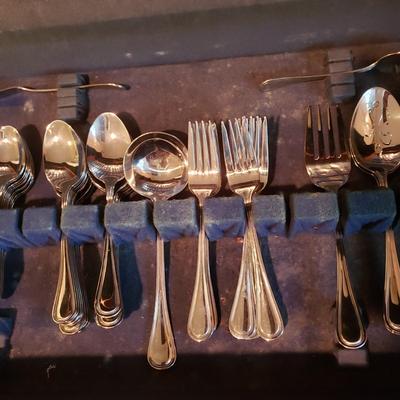 Set of Wallace Silverware and Wooden Case (KN-KD)