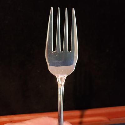 Set of Wallace Silverware and Wooden Case (KN-KD)