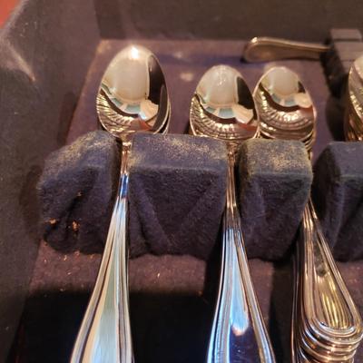 Set of Wallace Silverware and Wooden Case (KN-KD)