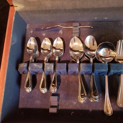 Set of Wallace Silverware and Wooden Case (KN-KD)