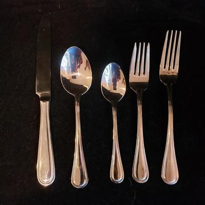 Set of Wallace Silverware and Wooden Case (KN-KD)