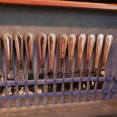 Set of Wallace Silverware and Wooden Case (KN-KD)