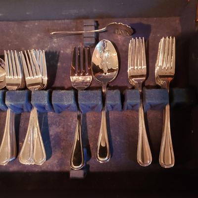 Set of Wallace Silverware and Wooden Case (KN-KD)