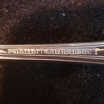 Set of Wallace Silverware and Wooden Case (KN-KD)