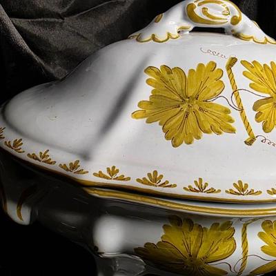 Vintage Italian Majolica Footed Soup Tureen with Lid – Hand-Painted Leaf Motif – Mid-Century Italy