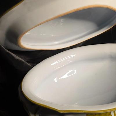 Vintage Italian Majolica Footed Soup Tureen with Lid – Hand-Painted Leaf Motif – Mid-Century Italy