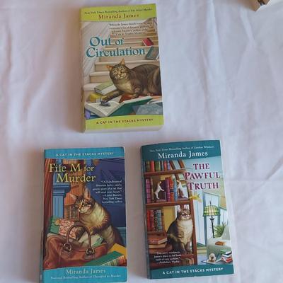 A Cat In The Stacks Paperback Mysteries (PB-BBL)